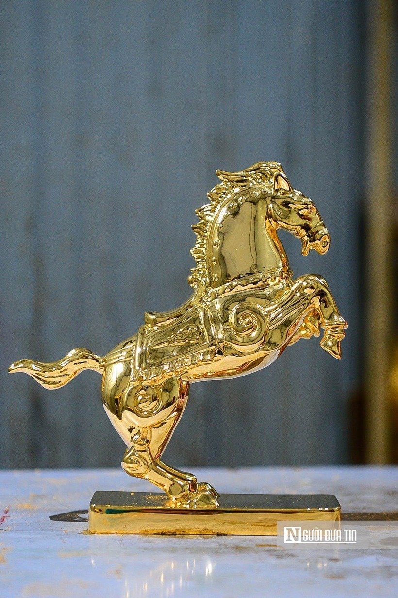 Dáng ngựa tung vó tượng trưng cho đà vươn lên, áo choàng cuộn sóng là nội lực bền bỉ, thanh tre ngà là biểu tượng chính nghĩa. Sắc vàng kim bao phủ tất cả như lời khẳng định về vị thế vững bền và sự thịnh vượng.