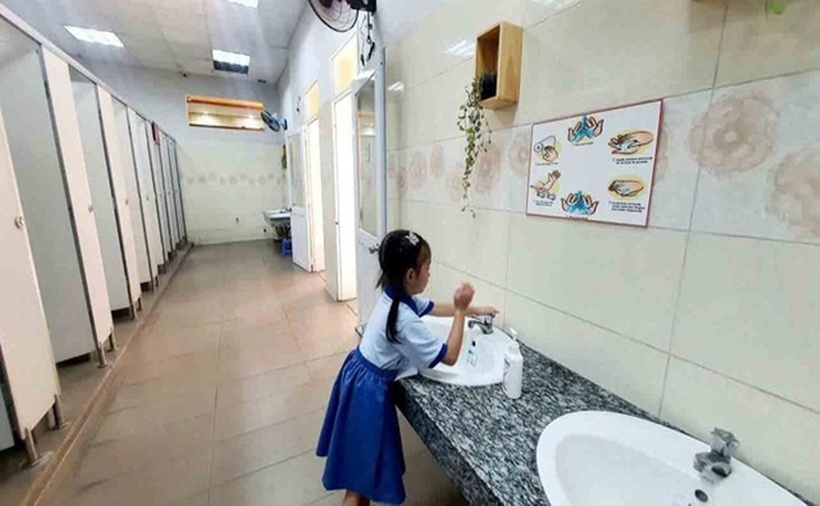 Nhà vệ sinh Trường tiểu học Trần Hưng Đạo (P.Cầu Ông Lãnh, TP.HCM) sạch sẽ, thoáng đãng. (Ảnh: Thanh Niên).