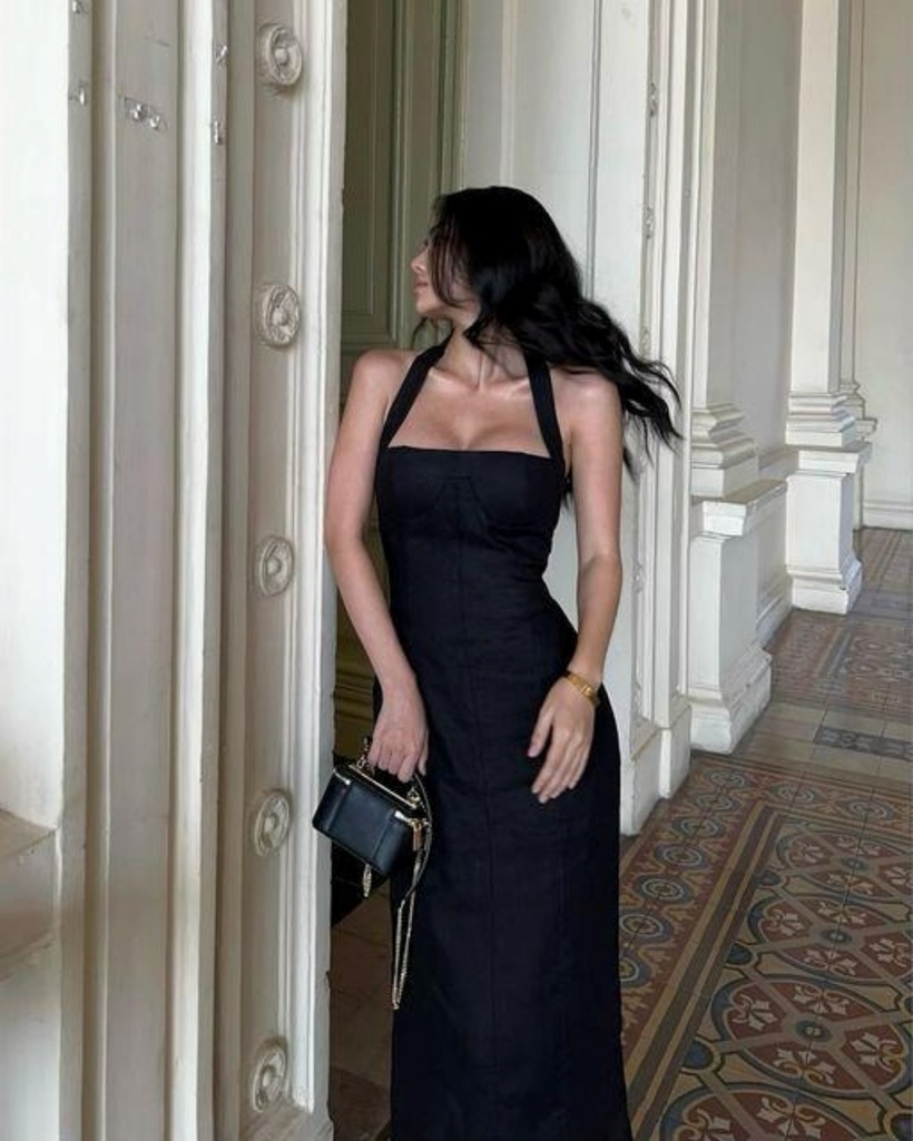 Chiếc đầm đen nhỏ nhắn, thường được biết đến với tên gọi Little Black Dress (LBD), luôn giữ vững vị trí “huyền thoại” trong làng thời trang và không bao giờ lỗi mốt qua các thời kỳ. Với thiết kế tối giản nhưng tinh tế, LBD không chỉ giúp tôn lên vóc dáng mà còn làm nổi bật vẻ thanh lịch, quý phái của người mặc, trở thành lựa chọn lý tưởng cho mọi sự kiện, đặc biệt là các buổi tiệc cuối năm đầy sôi động.