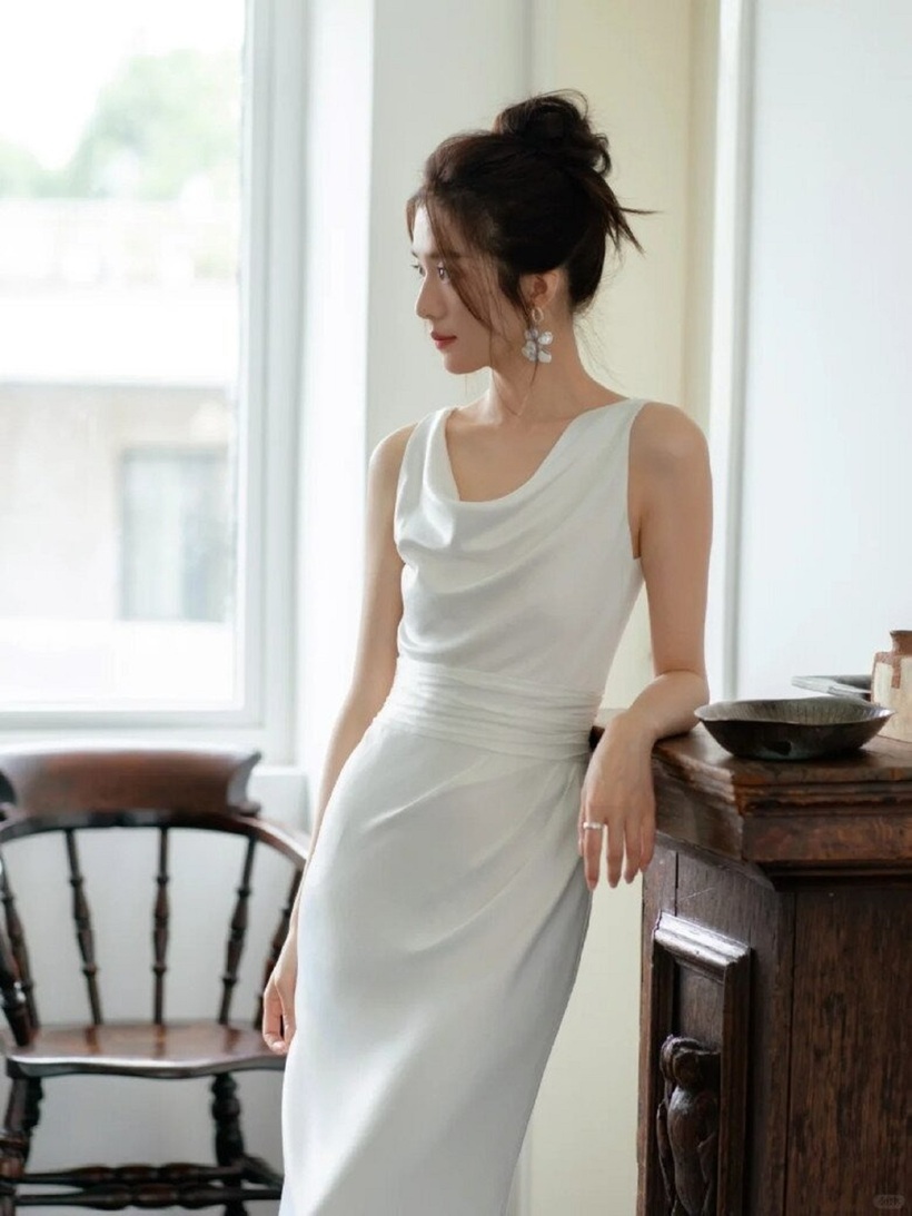 Màu trắng từ lâu đã được xem là biểu tượng của sự tinh khiết, thanh lịch và vượt thời gian. Chính vì vậy, một chiếc đầm trắng cocktail luôn nằm trong danh sách những trang phục lý tưởng cho các bữa tiệc cuối năm, đặc biệt là những sự kiện sang trọng và lung linh. Với thiết kế vừa vặn, đầm trắng không chỉ tôn lên nét đẹp nhã nhặn, mềm mại mà còn mang đến cảm giác thanh thoát, tinh tế, giúp bạn dễ dàng trở thành tâm điểm giữa đám đông.