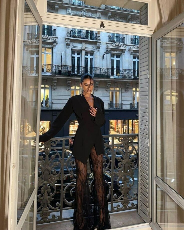 Trong bữa tiệc cuối năm nếu các nàng không muốn diện những chiếc đầm nữ tính thì hãy thử phá cách&nbsp;blazer với quần&nbsp;ren.&nbsp;Phong cách này mang đến sự cân bằng hoàn hảo giữa nét mạnh mẽ, cứng cáp của blazer và sự mềm mại, quyến rũ của quần&nbsp;ren, tạo nên một tổng thể vừa hiện đại vừa sang trọng lại vô cùng quyến rũ.