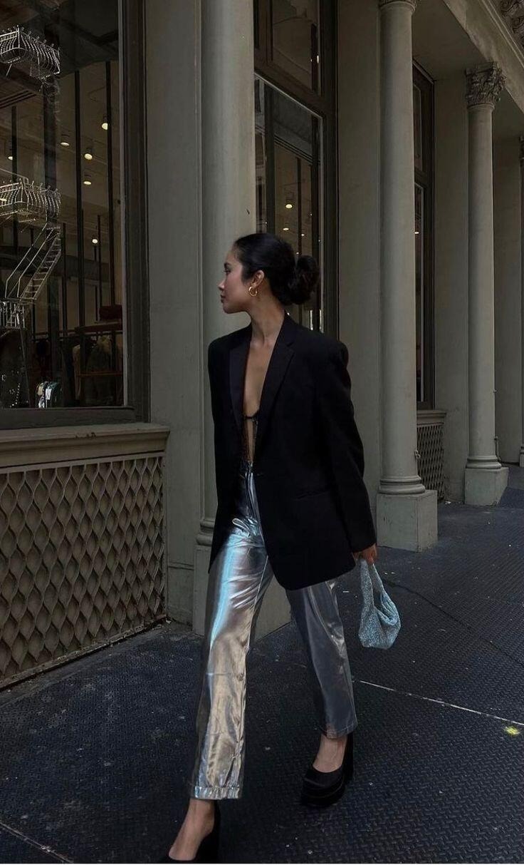 Thay vì đồ da, YEP năm nay các nàng hãy thử sức với những chiếc quần ánh bạc đầy phá cách này. Chất liệu bạc sáng bóng không chỉ khiến bạn nổi bật mà còn thể hiện được phong cách mạnh mẽ và sự phá cách trong cách phối đồ. Khi diện một chiếc quần ánh bạc, bạn sẽ dễ dàng thu hút mọi ánh nhìn và khẳng định được cá tính riêng biệt, đồng thời mang đến một làn gió mới cho trang phục tiệc tùng.