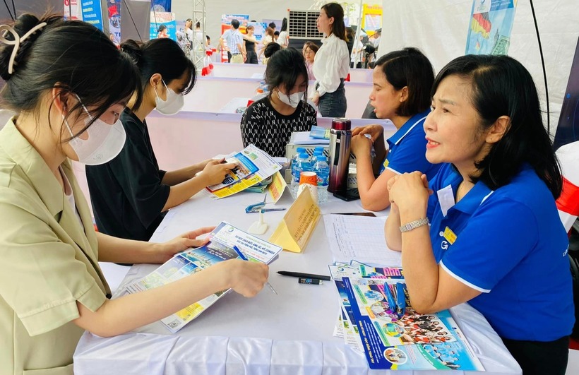 Các ngành dịch vụ chất lượng cao, công nghệ, công nghiệp chế biến và logistics sẽ là trọng tâm thu hút lao động trong giai đoạn 2025–2030. Ảnh minh họa