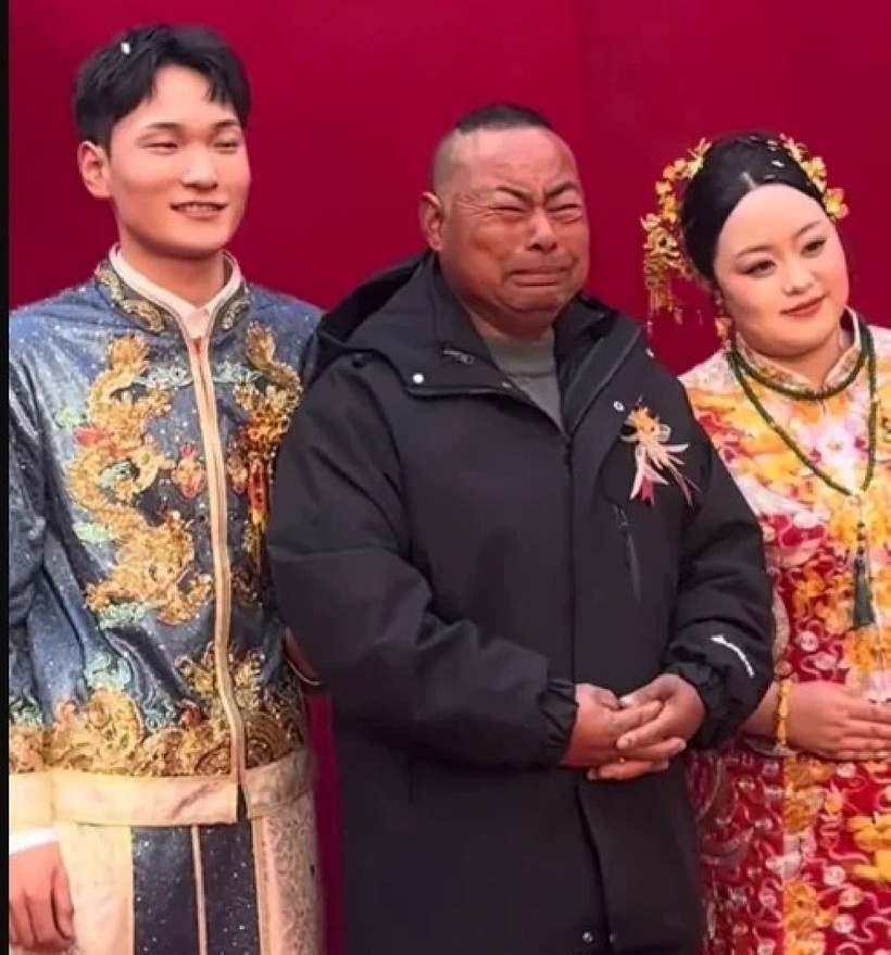 Người cha đơn thân bật khóc nức nở trong ngày cưới con gái. Ảnh: Saostar.