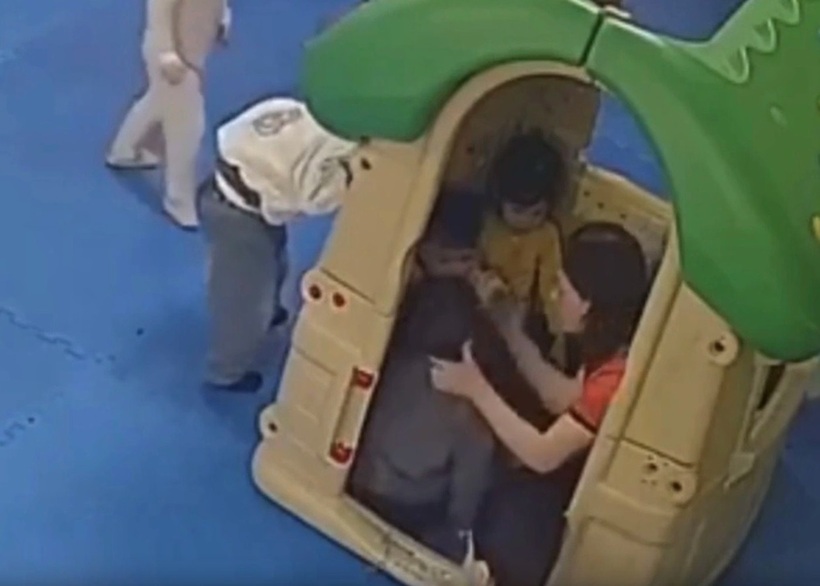 Hình ảnh camera ghi lại cô giáo có hành vi tát vào mặt trẻ. Ảnh: Dân trí