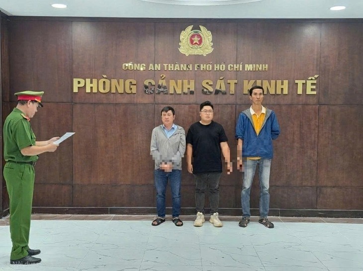 Các bị can lợi dụng cao điểm dịch COVID-19 để trục lợi ngay trên nỗi đau của người dân.&nbsp; Ảnh: Tuổi Trẻ.