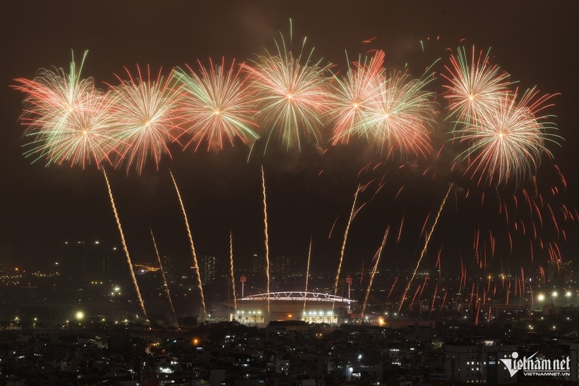Hệ thống pháo hoa hỏa thuật được lắp đặt trên mái và hai bên cánh gà khán đài B của Sân vận động Mỹ Đình. Ảnh: Vietnamnet.