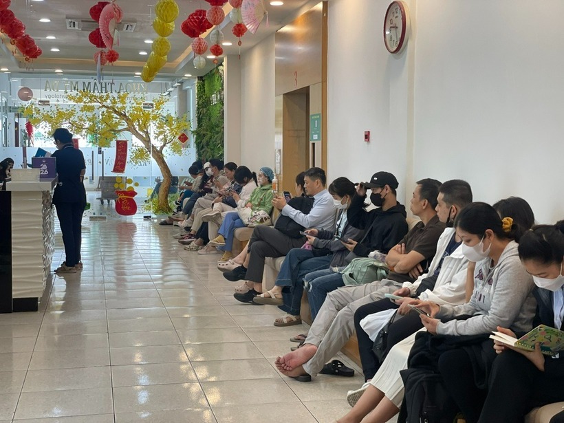 Ngay từ tờ mờ sáng, sảnh chờ Khoa Da liễu - Thẩm mỹ da (Bệnh viện Da Liễu TP.HCM) đã đông nghẹt khách hàng kiên nhẫn nối đuôi nhau. Ảnh: Báo Dân trí.