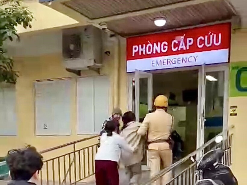 CSGT hỗ trợ xe chở sản phụ đến bệnh viện.