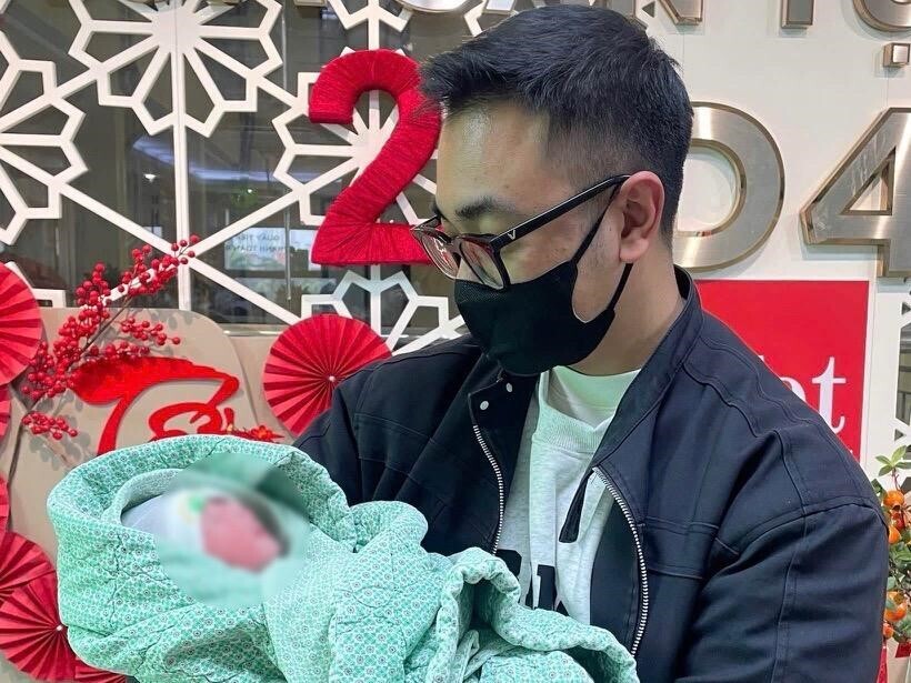 Bé gái khoẻ mạnh được chào đời trong sự mừng vui của gia đình.