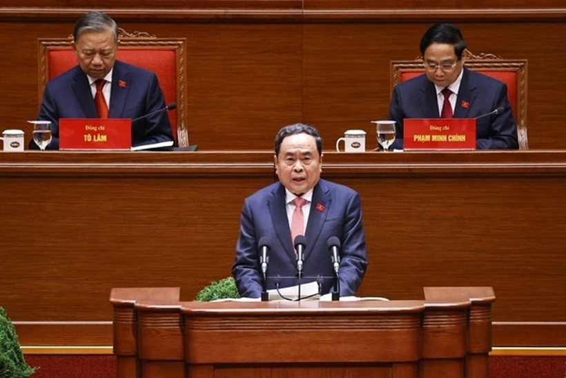 Đồng chí Trần Thanh Mẫn thay mặt Đoàn Chủ tịch báo cáo kết quả bầu Bộ Chính trị, Tổng Bí thư, Ban Bí thư, Ủy ban Kiểm tra Trung ương, Chủ nhiệm Ủy ban Kiểm tra Trung ương khóa XIV. Ảnh: TTXVN