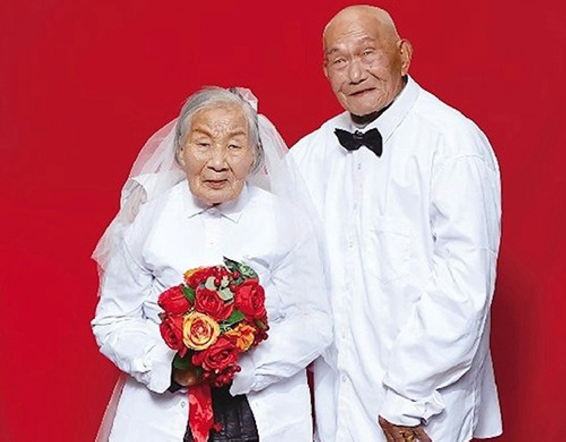 Hai cụ sinh cùng năm, cùng tháng, cùng ngày và đã cùng nhau đi qua hơn một thế kỷ thăng trầm của cuộc đời. Ảnh: Sina.