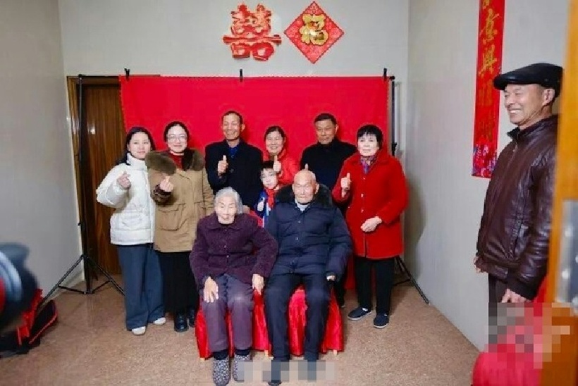 Cụ ông Viên Quan Cẩm và vợ là cụ bà Ân Hòa Trân quây quần bên con cháu để chụp bức ảnh đại gia đình. Ảnh: Sina.