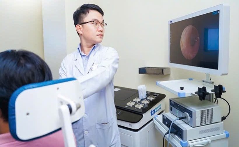 Bác sĩ Nguyên nội soi tai cho bệnh nhân khi tái khám. (Ảnh: Bệnh viện Đa khoa Tâm Anh)