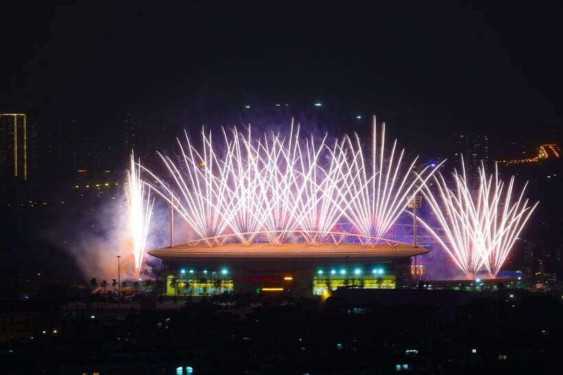 Khoảnh khắc pháo hoa bùng nổ rực rỡ trên bầu trời thủ đô trong tối tổng duyệt 21/1. Ảnh: Sun Group