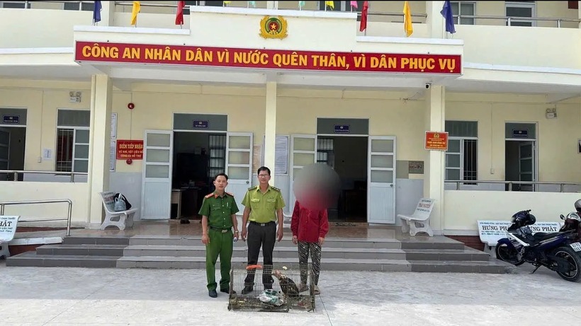 Chị N.T.N và cơ quan chức năng tại buổi bàn giao cá thể chim Ó cá. (Ảnh: Báo Cần Thơ)