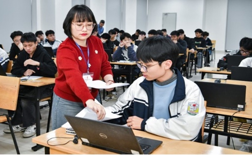 Thí sinh dự thi Kỳ thi Đánh giá tư duy đợt 1 của Đại học Bách Khoa năm 2025. (Ảnh: Tiền Phong).
