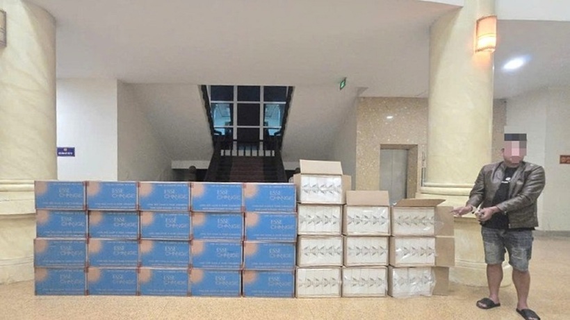 Số thuốc lá không rõ nguồn gốc được phát hiện trên chiếc xe tải đỗ bên đường.