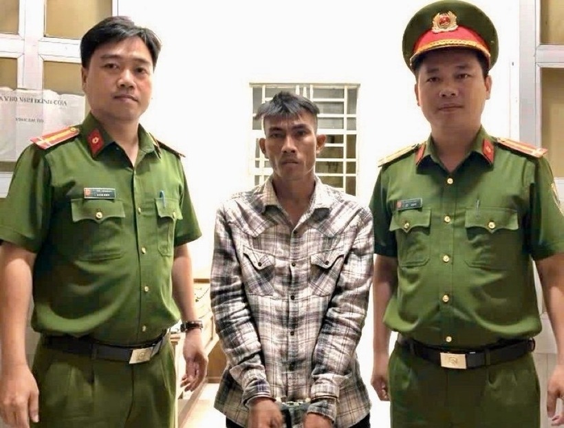 Đối tượng truy nã Nguyễn Hoàng Duy (giữa) khi bị công an bắt giữ.