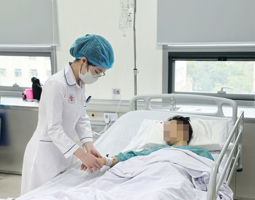 Bác sĩ thăm khám cho bệnh nhân. Ảnh: Tạp chí Tri Thức.