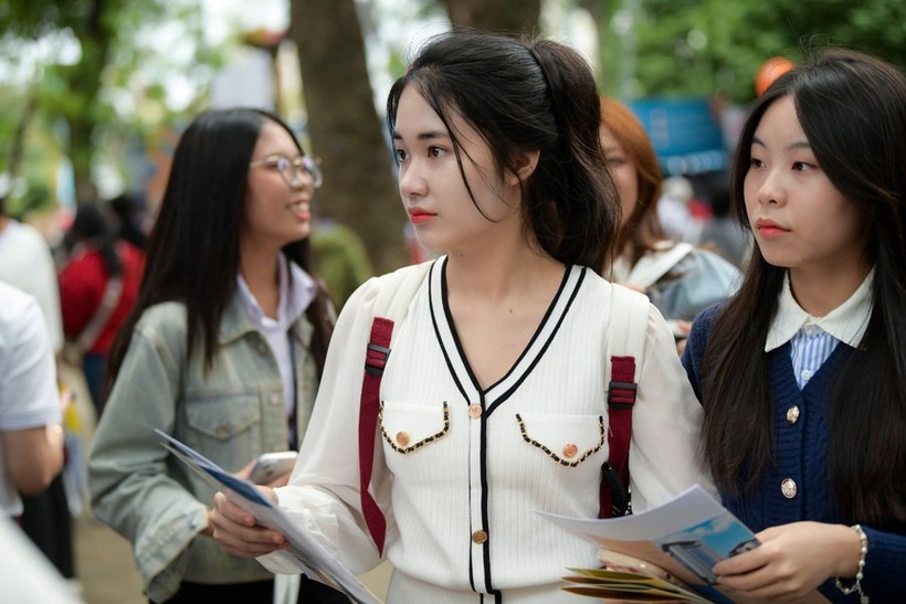 Áp lực từ điểm số, những trăn trở trong việc lựa chọn ngành nghề, cộng hưởng cùng sự kỳ vọng lớn lao từ gia đình, xã hội và chính bản thân các em đang tạo nên một mùa thi đầy lo âu. Ảnh minh họa