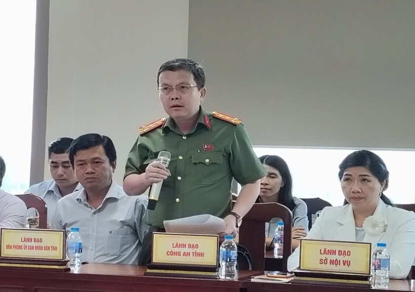 Đại tá Nguyễn Minh Tân, Phó giám đốc Công an tỉnh Đồng Tháp, trả lời tại họp báo. (Ảnh: Người lao động)