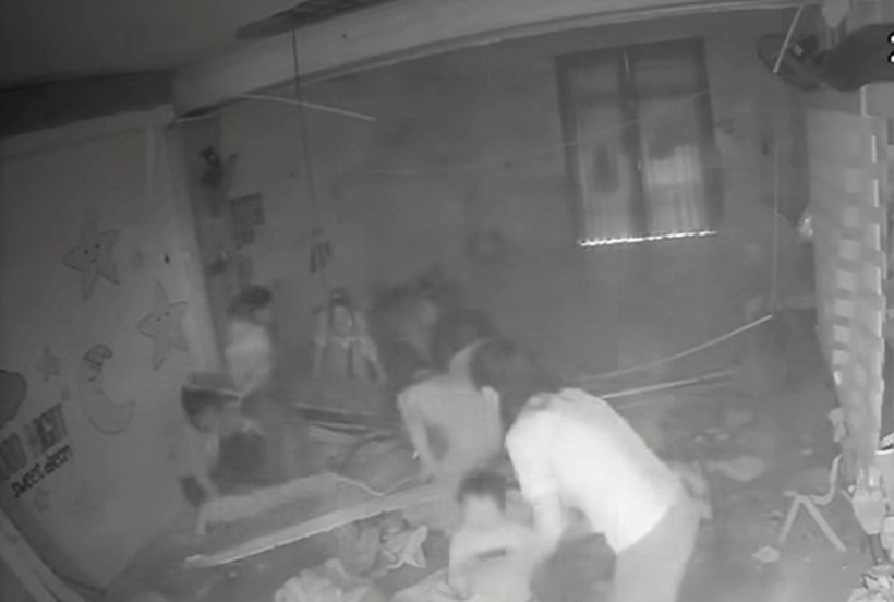 Hiện trường vụ sập trần thạch cao trúng vào người các em học sinh mầm non đang ngủ. Ảnh: Người lao động