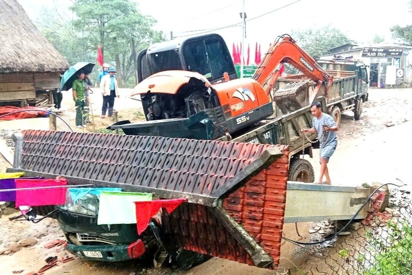 Cổng chào đè lên cabin xe tải khiến tài xế và người ngồi bên cạnh tử vong. (Ảnh: Dân trí)