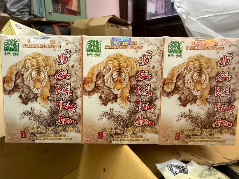 Bắt cặp vợ chồng tổ chức sản xuất thuốc đông y giả, chứa chất cấm ở TP.HCM - 3