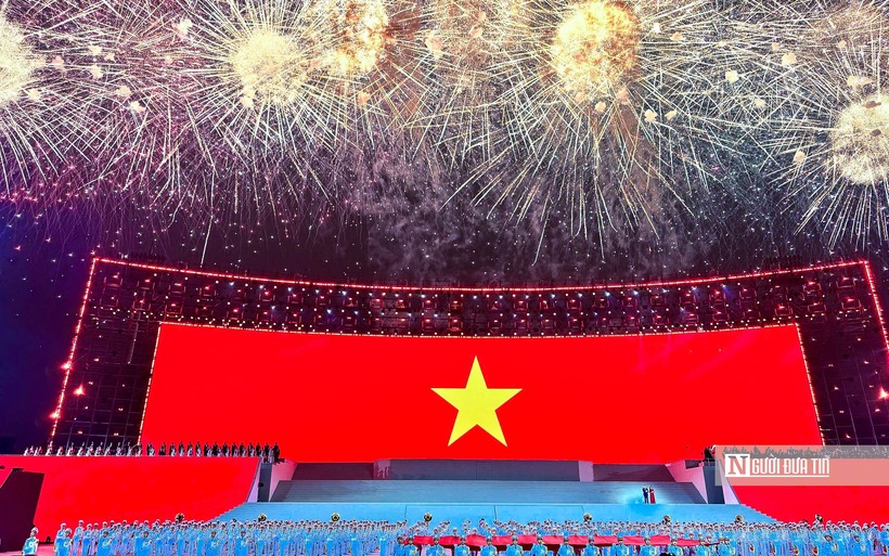 Chương II: “Với Đảng, trọn niềm tin yêu” với thông điệp Tầm nhìn Đổi mới và Kỳ tích Phát triển thể hiện tầm nhìn chiến lược của Đảng giúp đất nước đạt tới Kỳ tích phát triển ngoạn mục hôm nay.