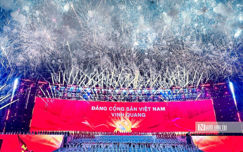 Chương trình khép lại bằng màn trình diễn pháo hoa nghệ thuật đặc sắc quy mô lớn như bản hòa ca hùng tráng chào mừng thành công Đại hội đại biểu toàn quốc lần thứ XIV của Đảng, mở ra kỷ nguyên phát triển mới của đất nước Việt Nam phồn vinh, hùng cường, hạnh phúc.