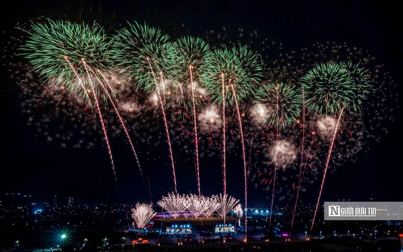 Bầu trời Hà Nội rực sáng bởi màn pháo hoa rực rỡ chào mừng thành công Đại hội Đảng XIV.
