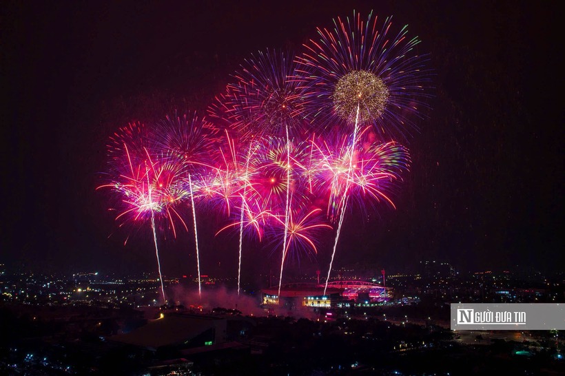 Mãn nhãn màn pháo hoa chào mừng thành công Đại hội đại biểu toàn quốc lần thứ XIV của Đảng Cộng sản Việt Nam, đồng thời kỷ niệm 96 năm Ngày thành lập Đảng (3/2/1930 - 3/2/2026).