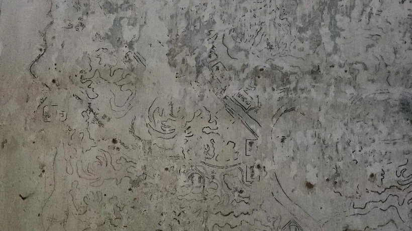 Trong quá trình bóc tách lớp sơn tường, đơn vị thi công phát hiện một bức họa dạng bản đồ có chứa chữ Hán, Việt và Pháp. Ảnh: Pháp luật TP.HCM