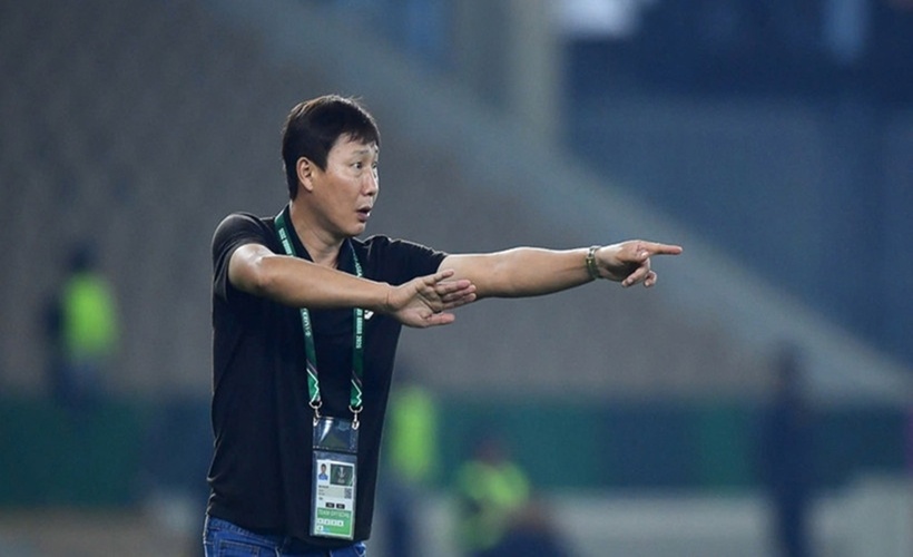 HLV Kim Sang Sik chỉ đạo các học trò. (Ảnh: VFF)