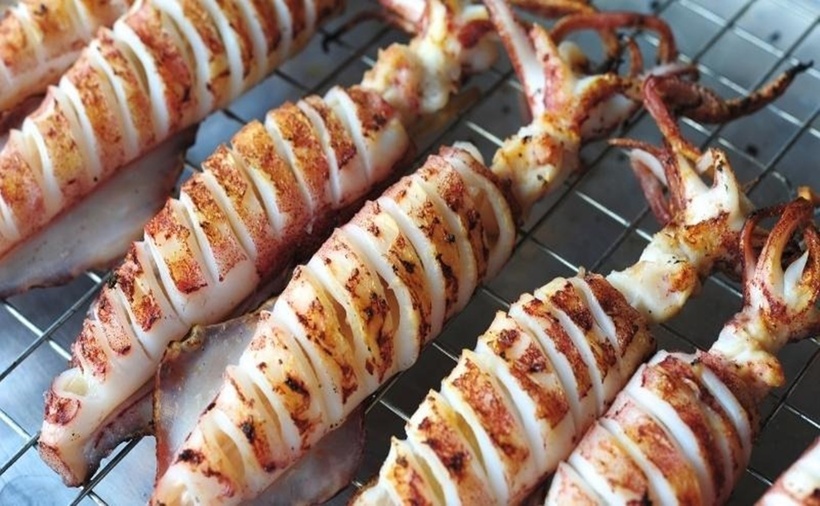 Mực được chọn kỹ, nướng lửa vừa tay để không khô, không dai, giữ trọn độ ngọt tự nhiên, ăn cùng tương ớt hay muối tiêu chanh đều ngon theo một cách rất riêng.