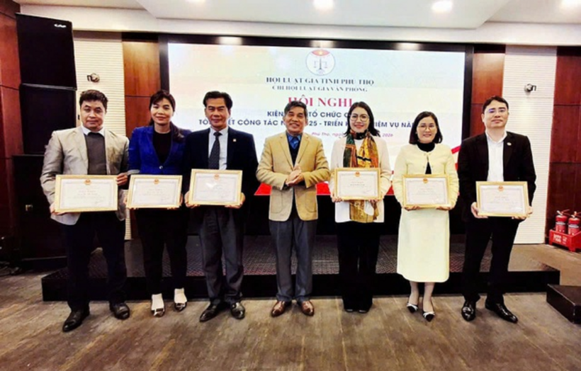 Luật gia Quách Đình Minh - Ủy viên BCH, Hội Luật gia Việt Nam Trao Bằng khen cho Chi hội và Tặng Giấy khen cho Hội viên có thành tích năm 2025.