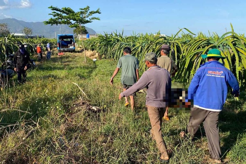 Người dân đưa thi thể ông T. về nhà. Ảnh: Lao động