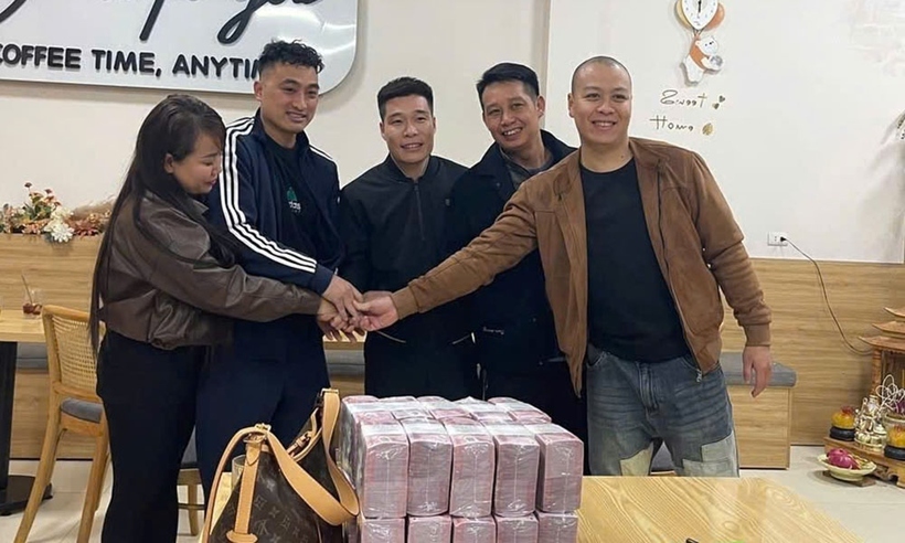 Anh Huấn (giữa) cùng hai anh Tuất và&nbsp;Cường (bên phải) trao trả tiền cho vợ chồng người đánh rơi.