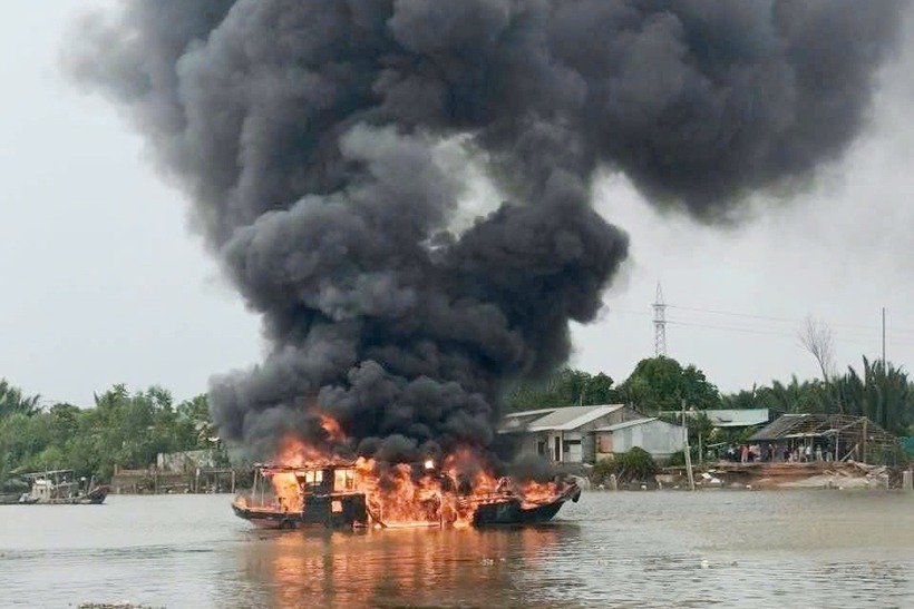Hiện trường cháy ghe trên sông Cần Giuộc. (Ảnh: Dân trí)