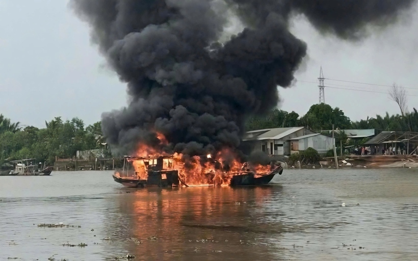 Hiện trường vụ cháy ghe trên sông Cần Giuộc, Tây Ninh. (Ảnh: Báo Tây Ninh).