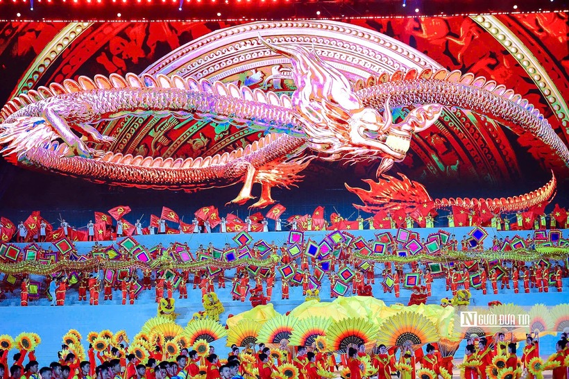 Theo Sở Văn hóa và Thể thao Hà Nội, chương trình gồm ba phần, mở đầu, lễ và phần nghệ thuật. Trong đó phần nghệ thuật được dàn dựng công phu, chia thành ba chương xuyên suốt với tên gọi: "Tráng ca dưới cờ Đảng", "Với Đảng, trọn niềm tin yêu" và "Dưới lá cờ vẻ vang của Đảng".