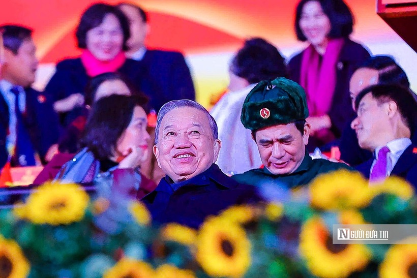 Tổng Bí thư Tô Lâm tới dự chương trình nghệ thuật đặc biệt "Dưới lá cờ vẻ vang của Đảng" tối ngày 23/1.