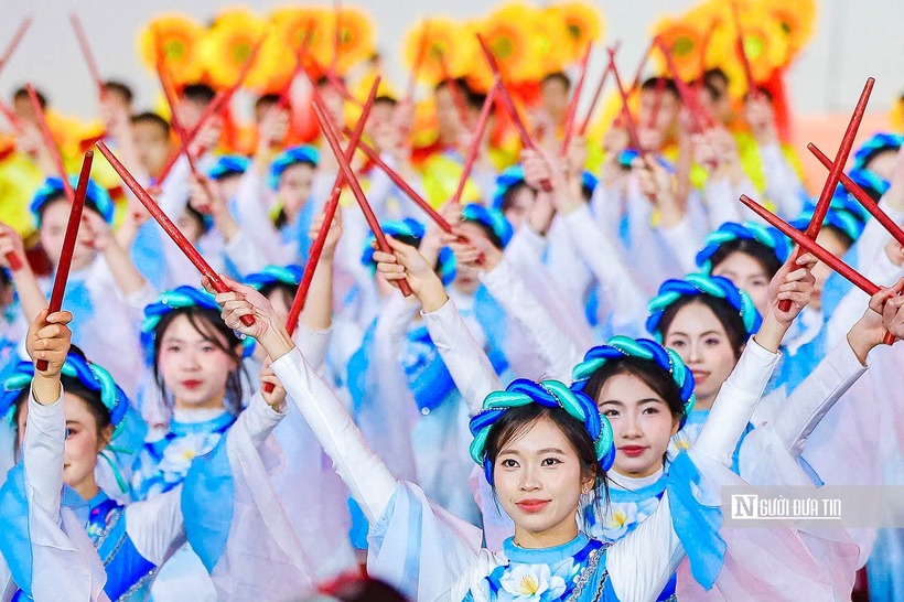 Chương trình quy tụ đông đảo các nghệ sĩ hàng đầu Việt Nam, cùng lực lượng diễn viên chuyên nghiệp và quần chúng, ứng dụng công nghệ trình diễn hiện đại, tạo nên những màn trình diễn hùng tráng và trang nghiêm và giàu cảm xúc.