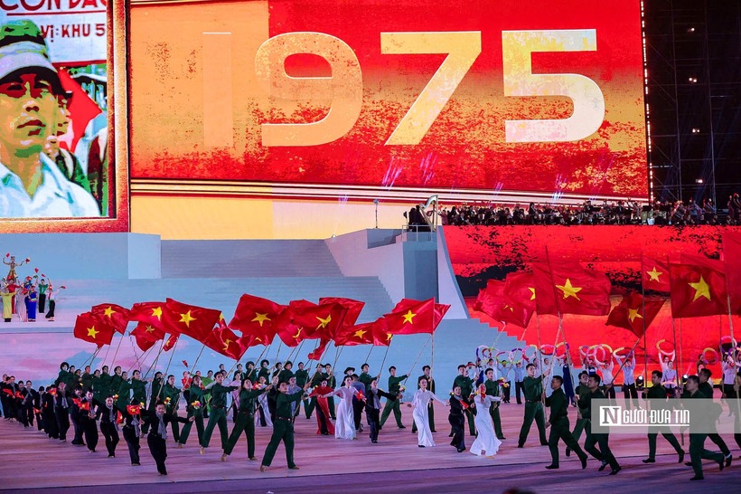 Pháo hoa rực rỡ, nghệ thuật thăng hoa mừng thành công Đại hội Đảng XIV - 15