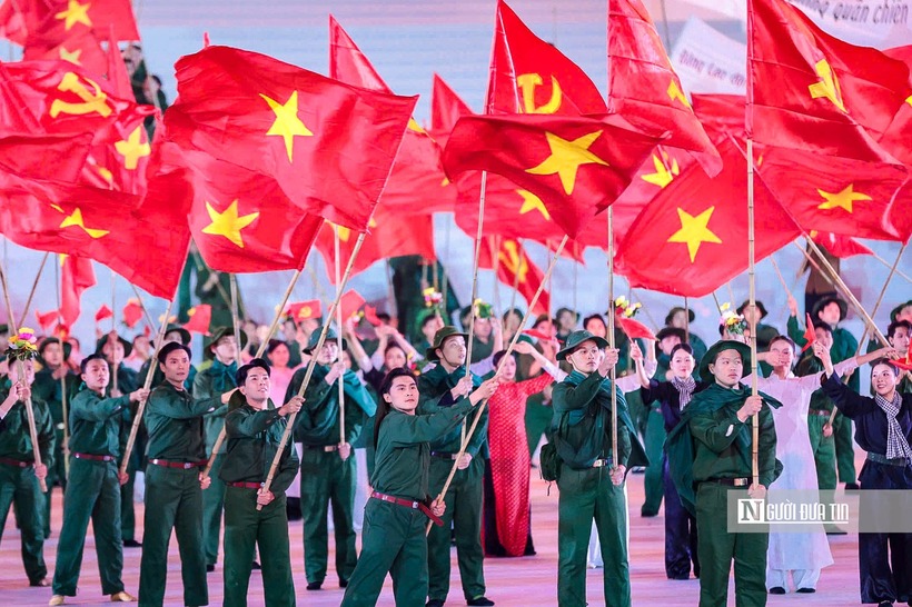 Chương I: “Tráng ca dưới cờ Đảng” mang thông điệp Tầm nhìn về con đường Giải phóng đất nước và Kỳ tích Độc lập - Thống nhất, được xây dựng như một hành trình lịch sử - tư tưởng - cảm xúc, tái hiện con đường dân tộc Việt Nam đi tới Độc lập - Tự do - Hạnh phúc và Thống nhất dưới sự lãnh đạo của Đảng.