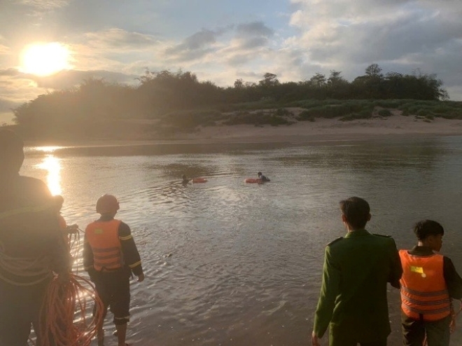 Lực lượng chức năng tổ chức tìm kiếm nam sinh mất tích. Ảnh: Thanh niên