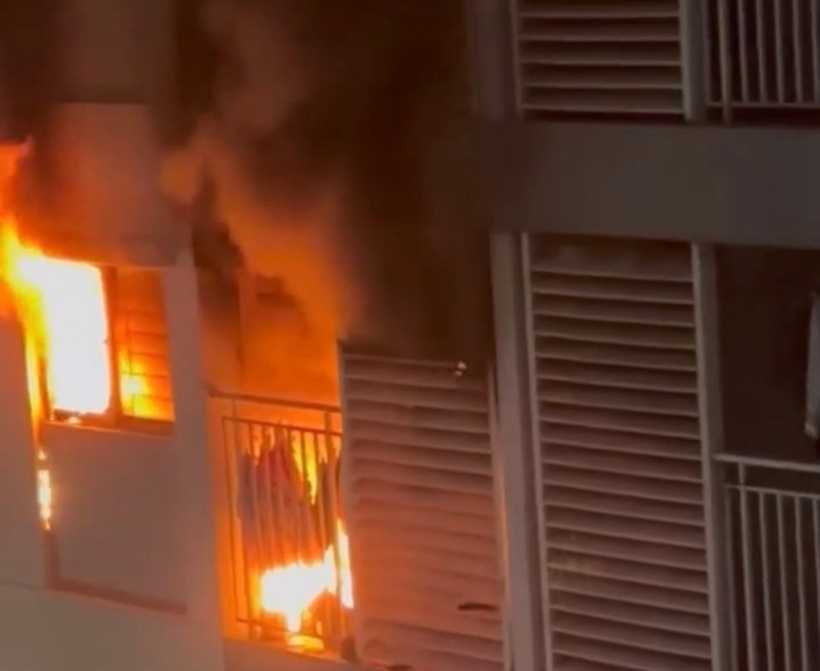 Lửa bùng dữ dội&nbsp; trong căn hộ chung cư. Ảnh: VTC News.