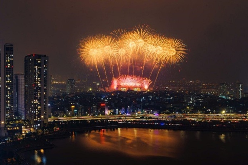 Không cần đợi giao thừa, "vua pháo hoa" Sun Group khiến Mỹ Đình rực sáng như lễ hội pháo hoa thế giới - 12