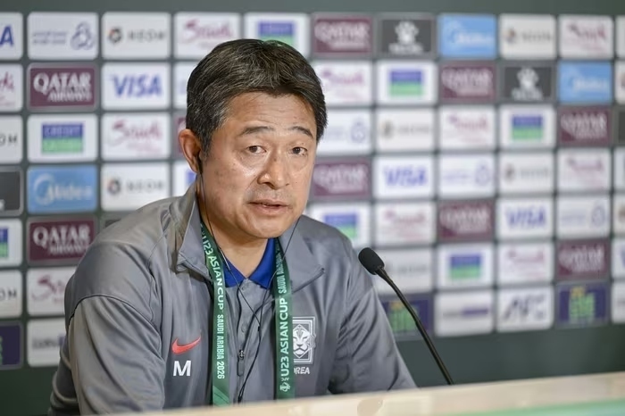 HLV Lee Min-sung phát biểu sau trận U23 Hàn Quốc thua U23 Việt Nam. (Ảnh: AFC).